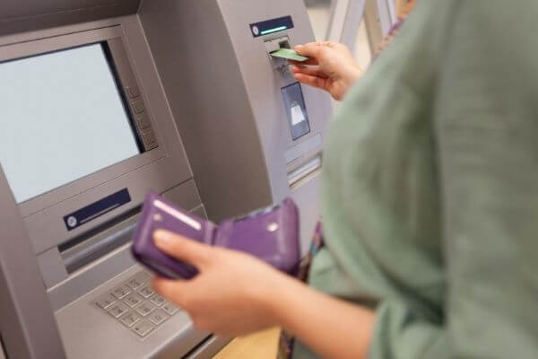 12 cajeros automaticos brindan transacciones EBT gratuitas ¡justo al lado