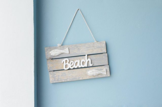 Lema de playa en un cartel de madera