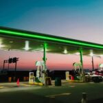 Cómo ahorrar combustible mientras se conduce