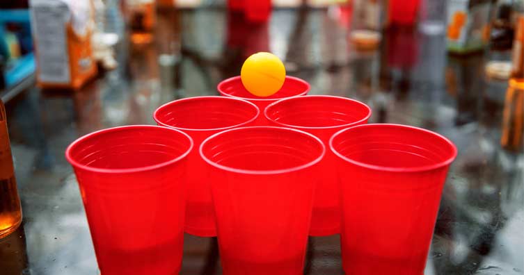 Los 13 mejores juegos de beber para estudiantes universitarios