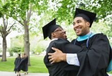 Que porcentaje de estudiantes universitarios se graduan con honores Adivina